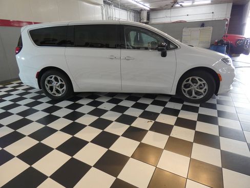 Used 2024 Chrysler Pacifica Limited w/ Trailer Tow Group FWD image 4