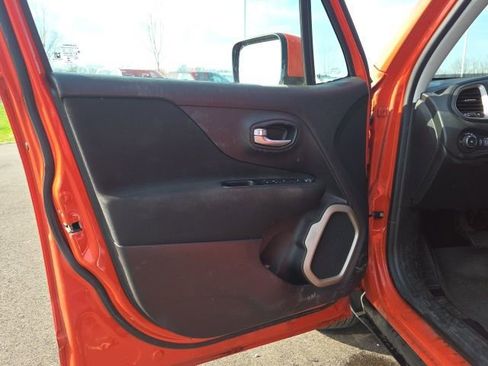 Used 2015 Jeep Renegade Latitude w/ Popular Equipment Group image 22