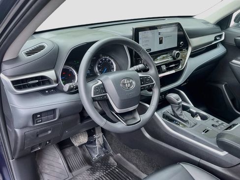 Used 2025 Toyota Highlander XLE AWD/4WD image 9