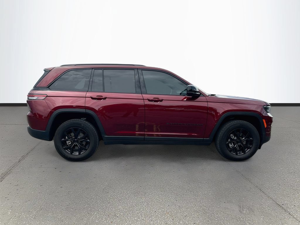 Used 2025 Jeep Grand Cherokee Altitude RWD image 30