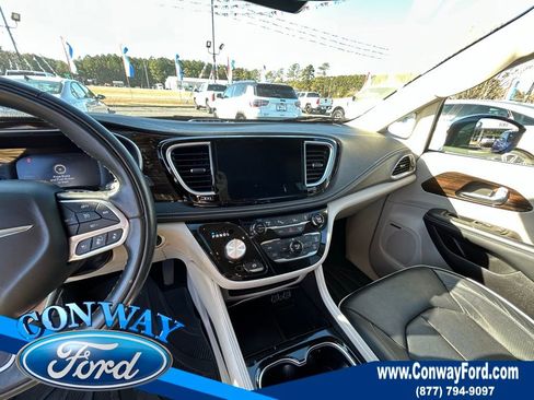 Used 2022 Chrysler Pacifica Limited w/ Uconnect Theater Family Group image 34