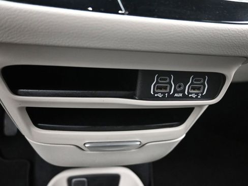Used 2023 Chrysler Pacifica Touring-L FWD image 24