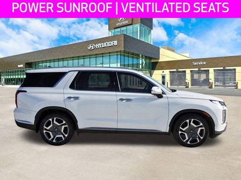 Used 2023 Hyundai Palisade Limited w/ Winter Package image 4