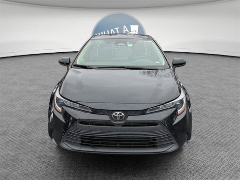 Used 2023 Toyota Corolla LE image 3
