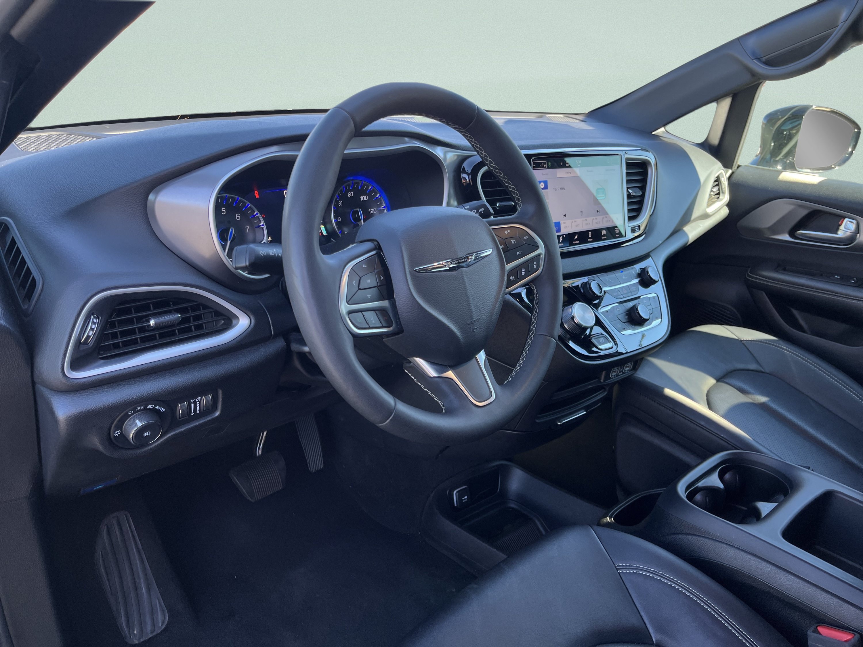 Used 2025 Chrysler Pacifica Select FWD image 15