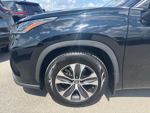Used 2021 Toyota Highlander XLE AWD/4WD image 10