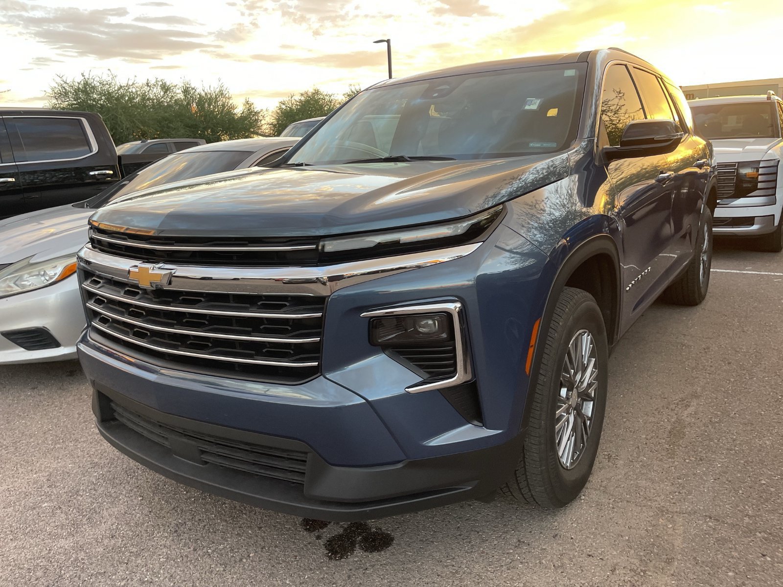 Used 2025 Chevrolet Traverse LT FWD image 2