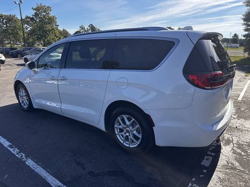 Used 2021 Chrysler Pacifica Touring-L FWD image 5