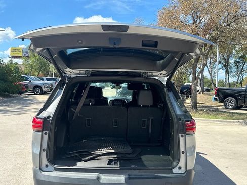 Used 2024 Chevrolet Traverse RS FWD image 27