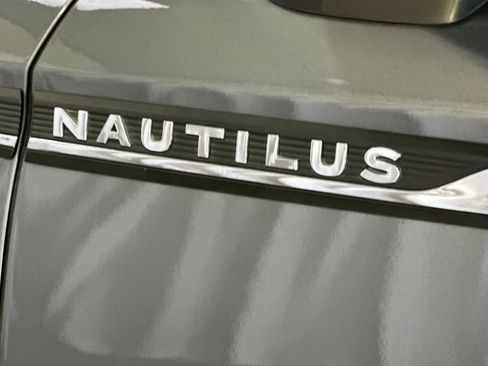 Used 2022 Lincoln Nautilus FWD w/ Premium Package image 17