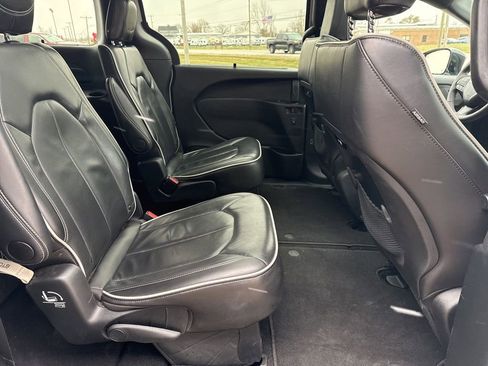 Used 2025 Chrysler Pacifica Limited image 31
