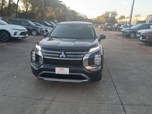 Used 2025 Mitsubishi Outlander SE image 5