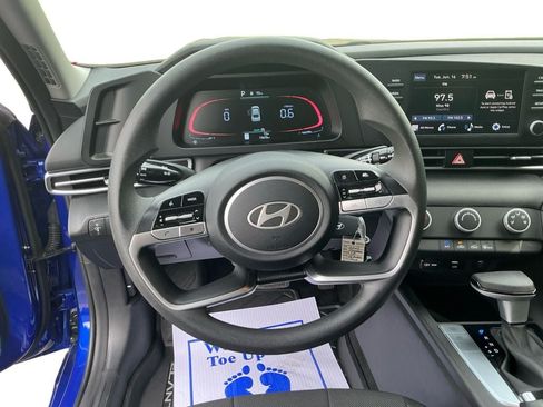 Used 2025 Hyundai Elantra SE FWD image 12