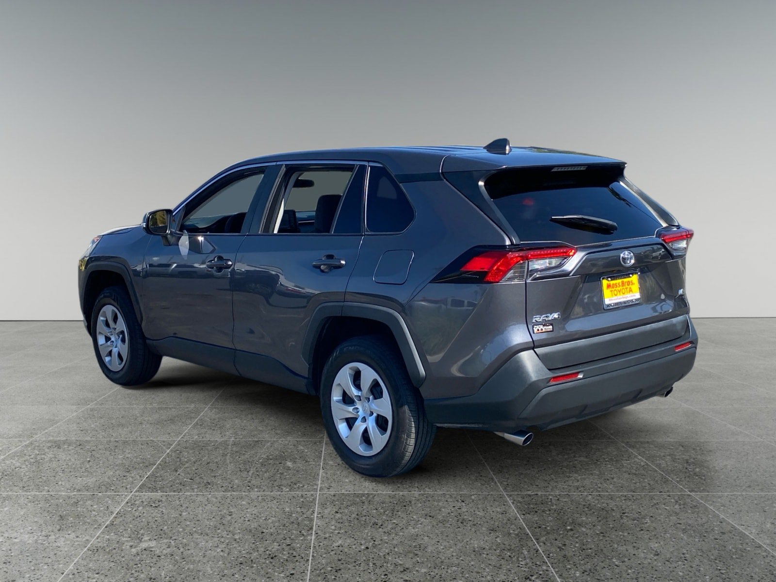 Used 2022 Toyota RAV4 LE FWD image 3