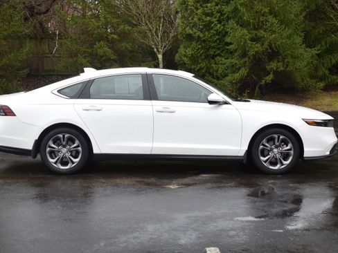 Certified 2023 Honda Accord EX image 32