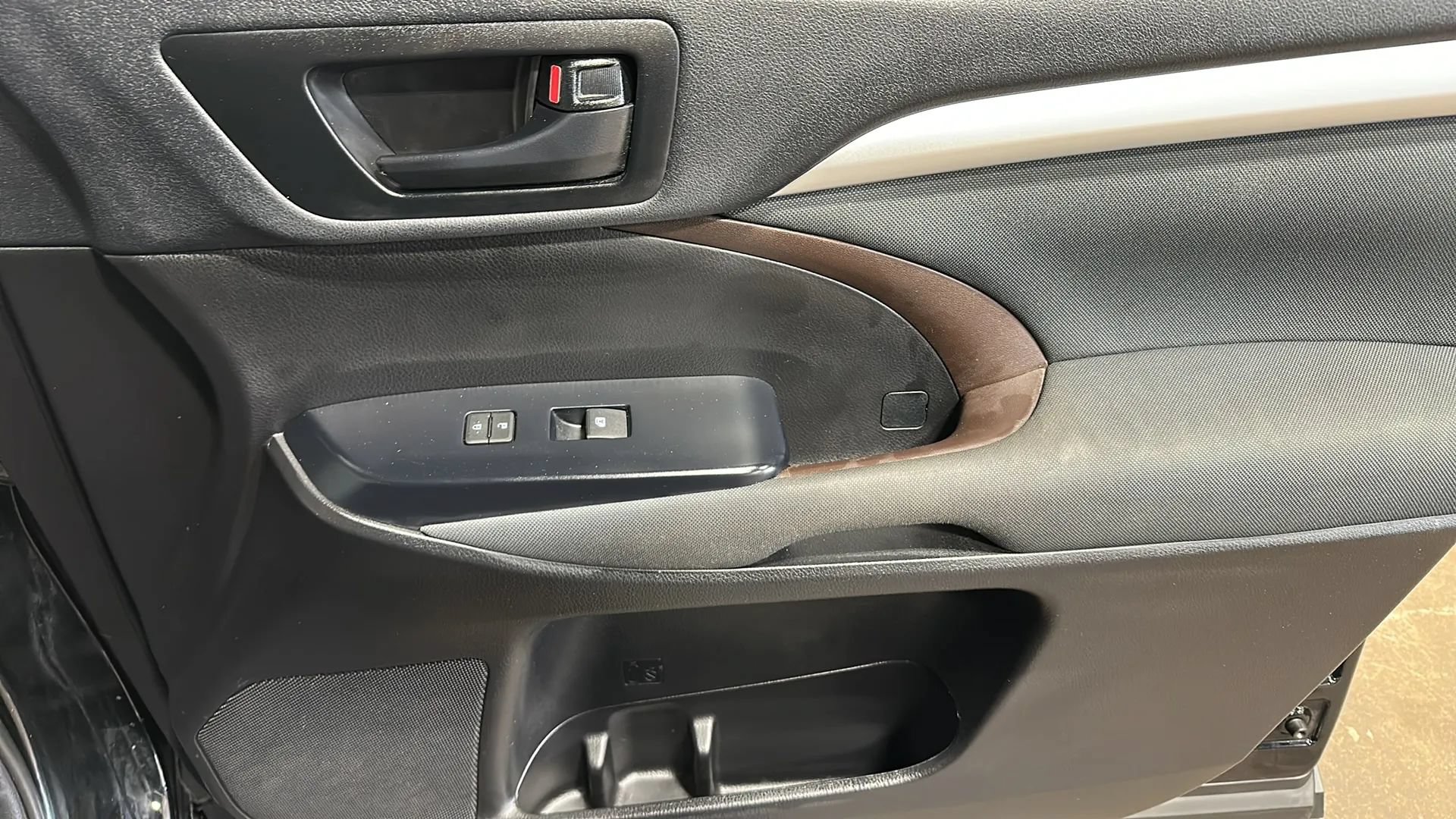 Used 2019 Toyota Highlander LE AWD/4WD image 20