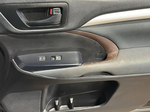 Used 2019 Toyota Highlander LE AWD/4WD image 20