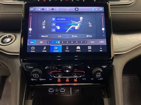 Used 2024 Jeep Grand Cherokee Limited w/ Black Appearance Package image 24