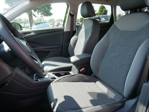 New 2025 Volkswagen Taos SE image 4