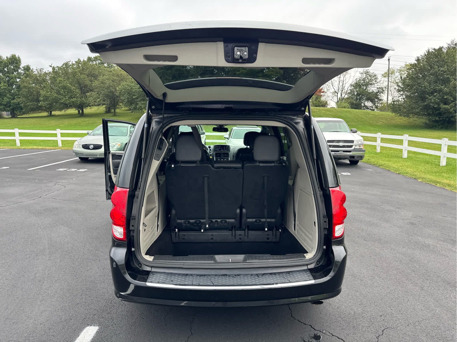 Used 2019 Dodge Grand Caravan SXT FWD image 31