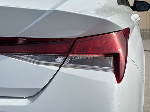 Certified 2025 Hyundai Elantra SE FWD image 13