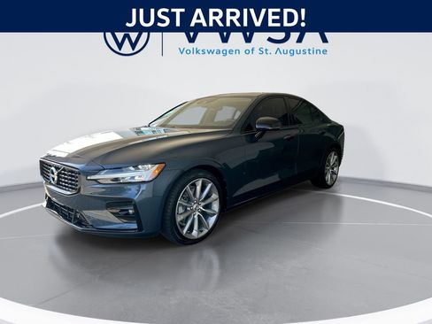 Used 2021 Volvo S60 T5 Momentum w/ Premium Package FWD image 4