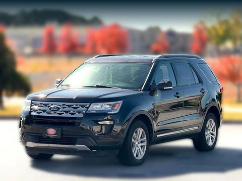 Used 2018 Ford Explorer XLT w/ Equipment Group 202A image 7