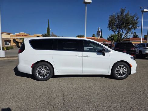 New 2026 Chrysler Pacifica Limited image 3