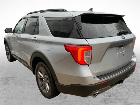 Used 2022 Ford Explorer XLT w/ Equipment Group 202A image 4