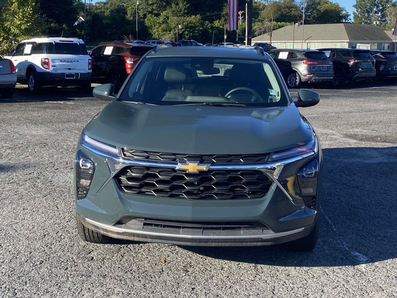 Used 2025 Chevrolet Trax LT FWD image 2