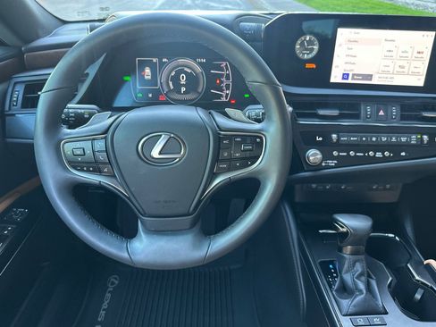 Used 2024 Lexus ES 300h w/ Premium Package image 18