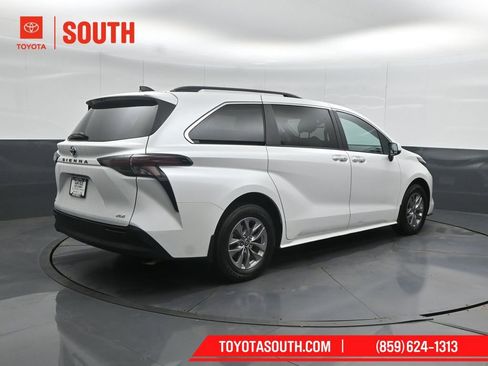 Used 2025 Toyota Sienna XLE FWD image 2