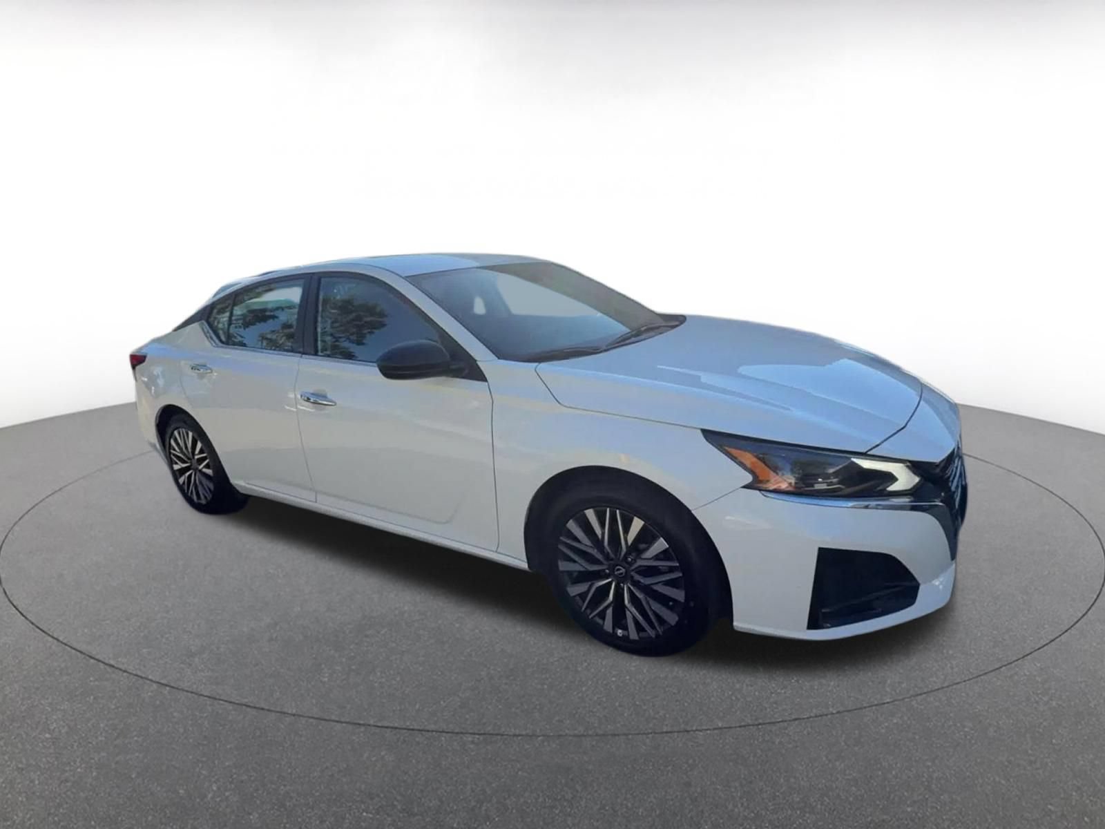 Used 2025 Nissan Altima 2.5 SV FWD image 2