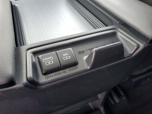 Used 2022 Toyota Sienna XSE image 32