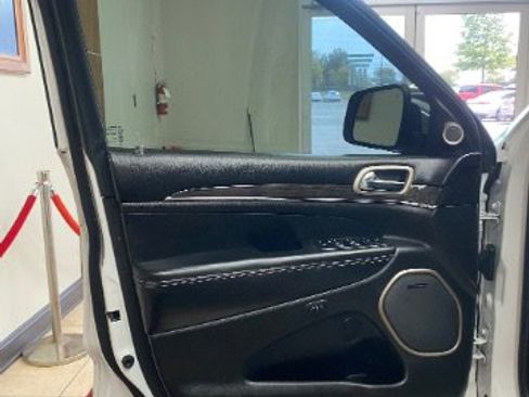 Used 2017 Jeep Grand Cherokee Overland image 16