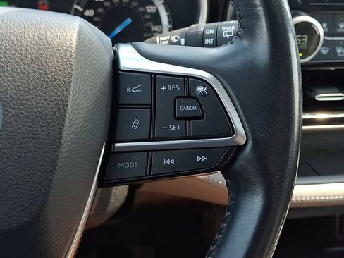 Used 2021 Toyota Highlander XLE AWD/4WD image 22