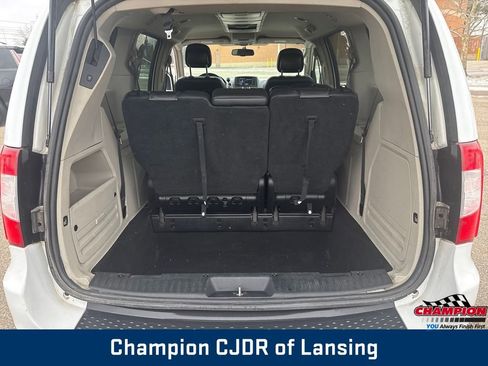 Used 2016 Chrysler Town & Country Touring image 23