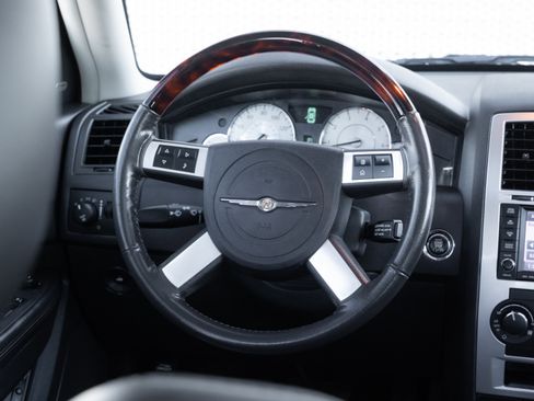 Used 2010 Chrysler 300 C image 9