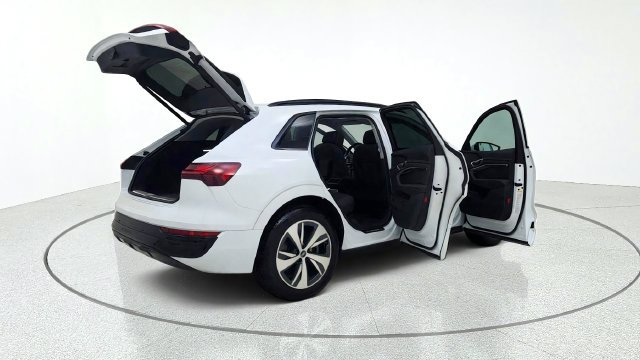 Used 2024 Audi Q8 e-tron Premium AWD/4WD image 18