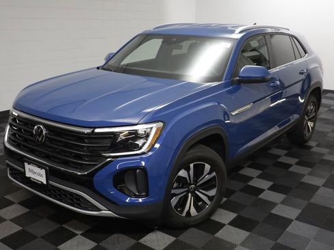 Used 2025 Volkswagen Atlas Cross Sport SE AWD/4WD image 2