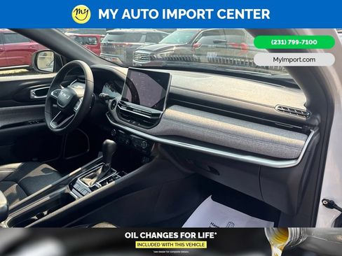 Used 2024 Jeep Compass Latitude AWD/4WD image 29