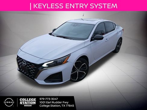 Used 2025 Nissan Altima 2.5 SR w/ SR Premium Package image 6