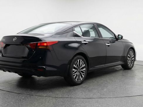 Used 2025 Nissan Altima 2.5 SV image 9