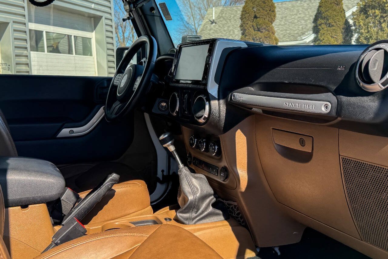 Used 2014 Jeep Wrangler Unlimited Sahara w/ Dual Top Group AWD/4WD image 18