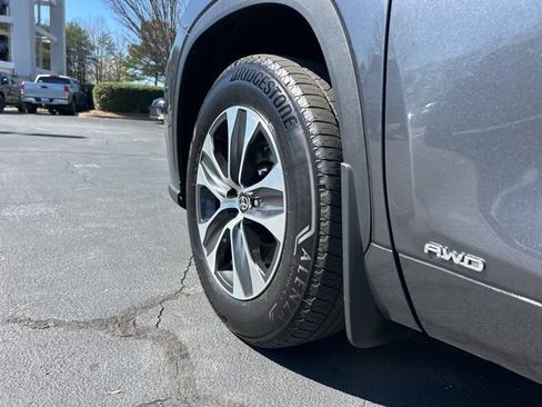 Used 2025 Toyota Highlander XLE image 11