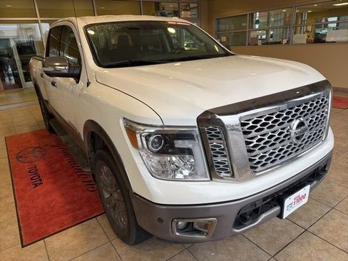 Used 2019 Nissan Titan Platinum Reserve image 5