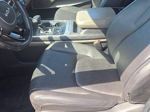 Used 2025 Kia Carnival FWD image 5