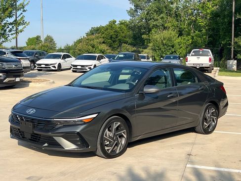 Used 2025 Hyundai Elantra SEL FWD image 5