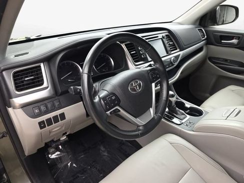 Used 2017 Toyota Highlander XLE FWD image 16