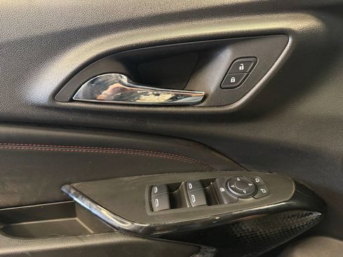 Used 2025 Chevrolet Trax RS w/ Sunroof Package FWD image 18